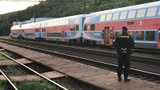 Pálil na vlak ve Vysočanech, zůstane bez trestu?! Střelce s plynovou pistolí policisté dosud nenašli