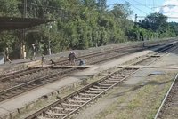 Horor na kolejích v Zadní Třebani: Dítě spadlo před rozjetý vlak! „Stále na to musím myslet,“ říká strojvedoucí