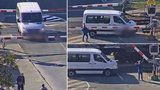 VIDEO: Neskutečný hazard! Řidič vjel na přejezd, když spadly závory, vlak ho těsně minul