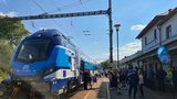 Moderní vlaky do Beskyd jezdily sotva měsíc: Nezavírají se jim dveře!