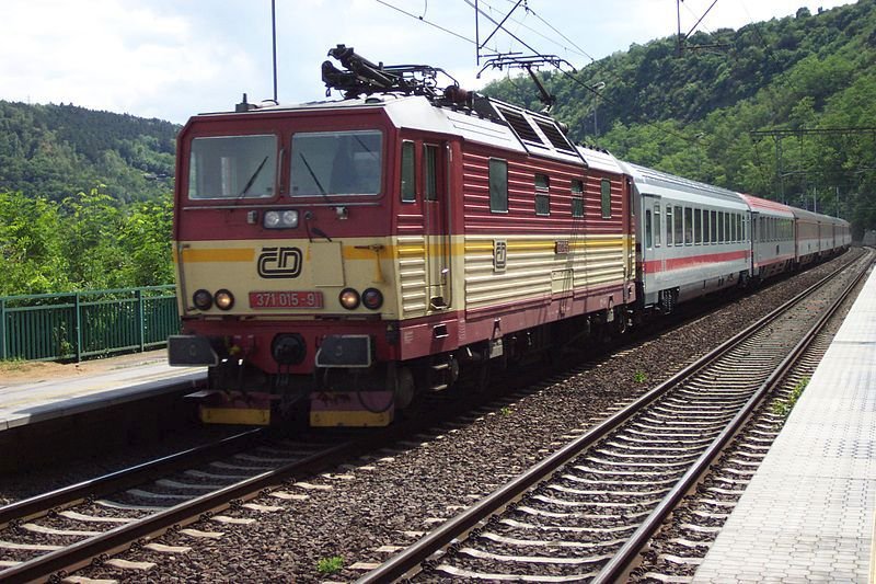 Bastard - Lokomotiva řady 372 nese přezdívku Bastard proto, že na rozdíl od lokomotiv řad 163, 263 a 363, z nichž byla odvozena, používá zastaralé odporové regulace výkonu a také z důvodu nižšího výkonu.