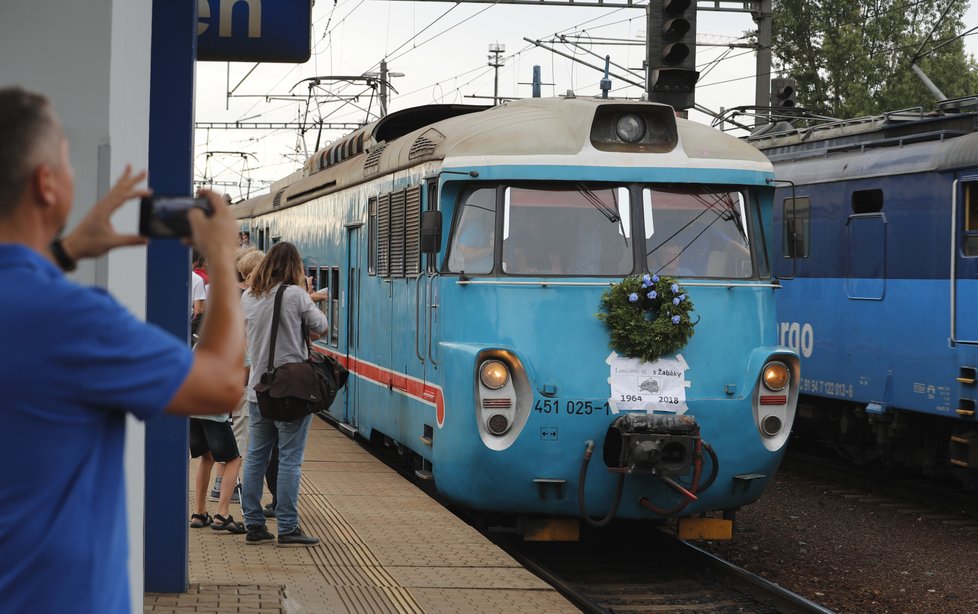 Lidé se loučili se žabotlamy, které definitivně mizí z českých kolejí.