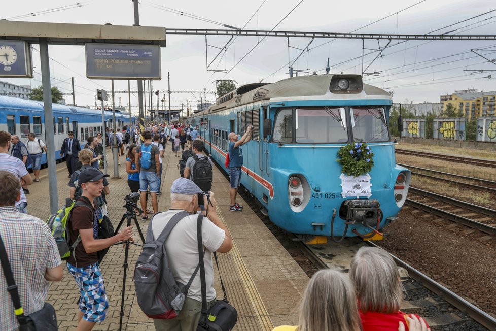 Lidé se loučili se žabotlamy, které definitivně mizí z českých kolejí.