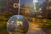 Kluci ve Zlíně přelézali přes jedoucí vlak: Šílený hazard zachytila kamera