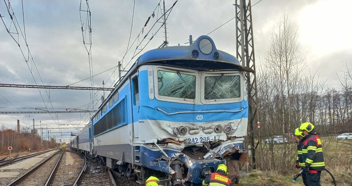 Příčinu ranní srážky vyšetřují policisté i Drážní inspekce.