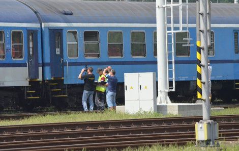 Kriminalističtí experti zkoumají po nehodě dveře vlaku.