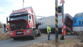 Kamion s návěsem narazil do vagónu rychlíku, který projížděl přejezdem v Kašticích