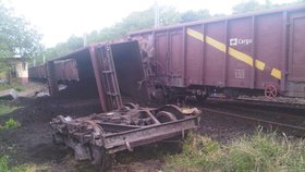 V Liběchově na Mělnicku vykolejil o půlnoci 21. května vlak s uhlím, škoda je 110 milionů