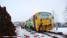 Při srážce motorového vlaku s manipulačním zahynula starší cestující, dvacet dalších bylo zraněno.