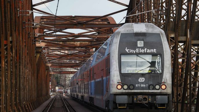 CityElefanty nahradí na tratích v Praze a Středočeském kraji nové moderní velkokapacitní jednotky EMU 400 pro alespoň 380 sedících lidí. CityElefanty nahradí na tratích v Praze a Středočeském kraji nové moderní velkokapacitní jednotky EMU 400 pro alespoň 380 sedících lidí.