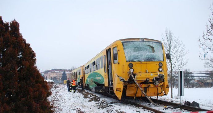 Při srážce motorového vlaku s manipulačním zahynula starší cestující, dvacet dalších bylo zraněno.