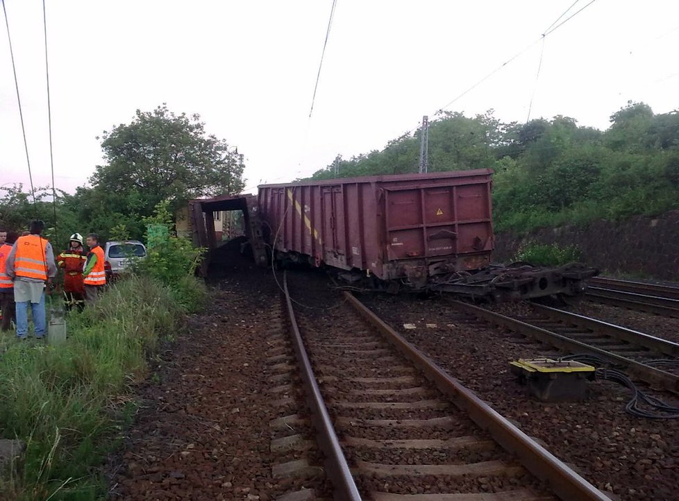 V Liběchově na Mělnicku vykolejil o půlnoci 21. května vlak s uhlím, škoda je 110 milionů