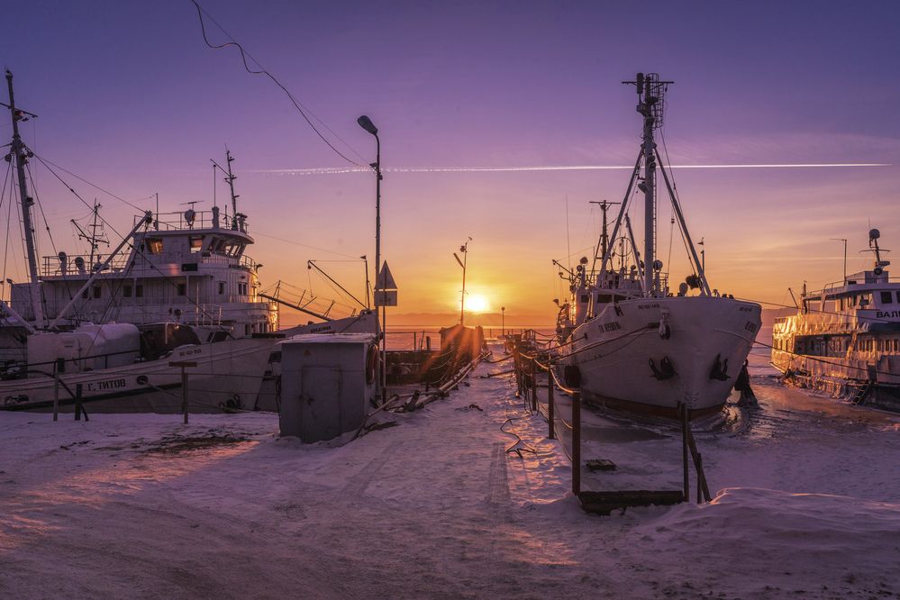 Každý rok zamrzá největší zásobárna pitné vody na světě: jezero Bajkal. Místo lodní nastává sezona silniční dopravy přes několikametrovou ledovou vrstvu, která zkracuje cestu ze severu na jih o stovky kilometrů.