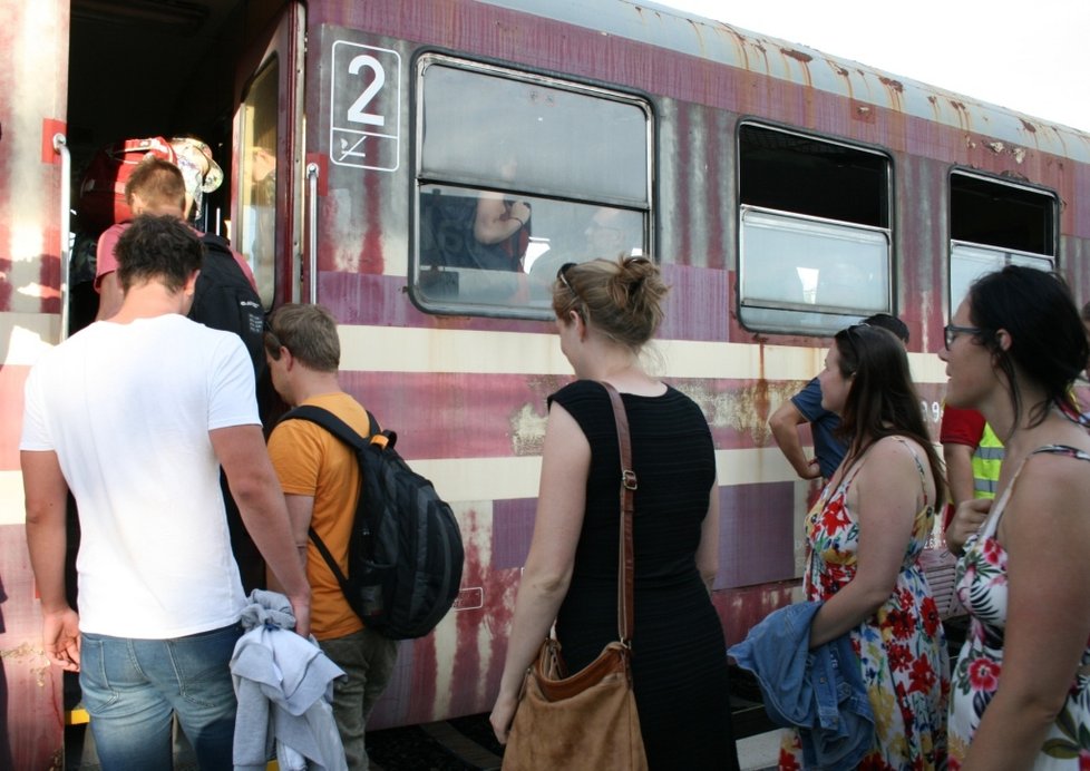 Na Pražský Semmering každou středu vyjíždí pojízdná klubovna ve vlaku.