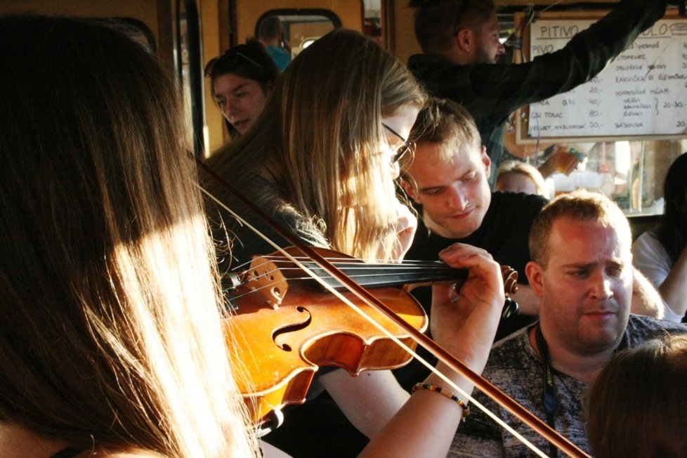 Na Pražský Semmering každou středu vyjíždí pojízdná klubovna ve vlaku.