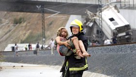 Hrdinou tragického vlakového neštěstí je hasič, který na rukou odnesl zraněnou holčičku z místa nehody.