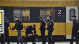 Policie zastavovala kvůli bombě vlaky po celém Česku: V Olomouci našli podezřelý batoh