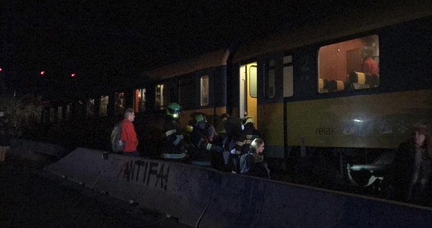 Vlaky nezastavují v Dolních Počernicích a Kyjích kvůli srážce jednoho vlaku s neznámým předmětem.