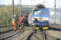 Nehoda vlaků v Praze: Hrozilo zřícení drezíny z mostu!