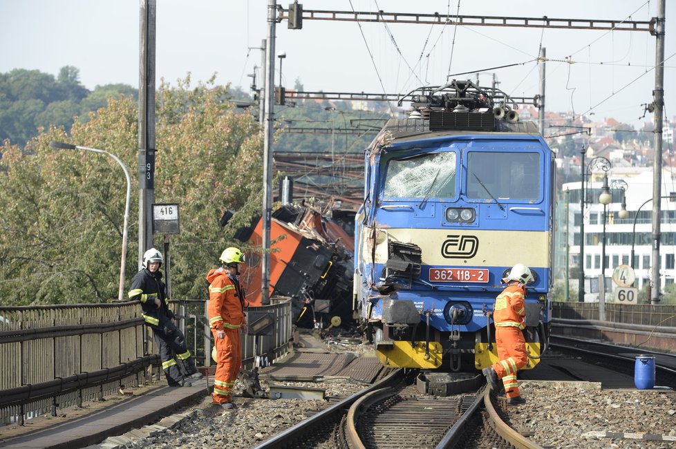 Kvůli odstaňování srážky musela být přerušena doprava