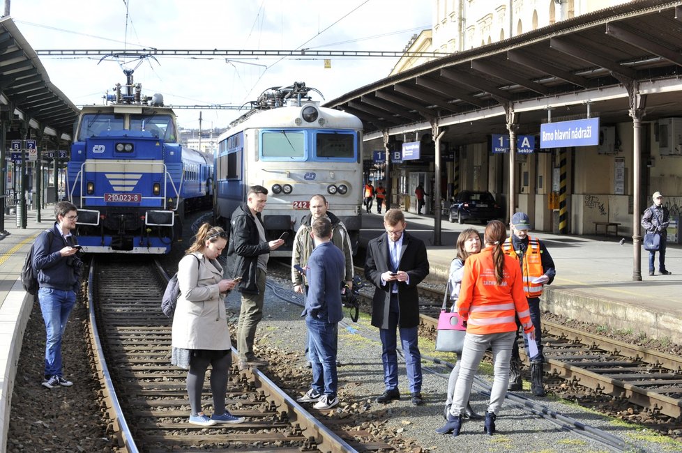 V Brně na nádraží se v úterý ráno srazily dva vlaky. Na místě zasahují všechny složky záchranného systému. Hlášeno je až 21 zraněných.