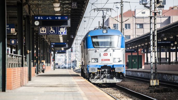 Dlouho chystaný prodej více než čtyřiceti milionů metrů čverečních pozemků Českých drah Správě železnic spěje do finále.