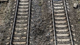Vlak se nejprve roztřásl, pak zmizel z kolejí. Vyšetřovatel má jasno, někdo nastražil past Vlak se nejprve roztřásl, pak zmizel z kolejí. Vyšetřovatel má jasno, někdo nastražil past