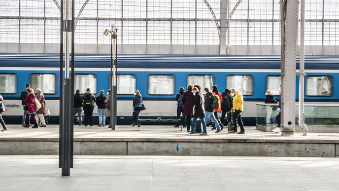 Počet cestujících Českých drah loni klesl o třetinu na necelých 118 milionů