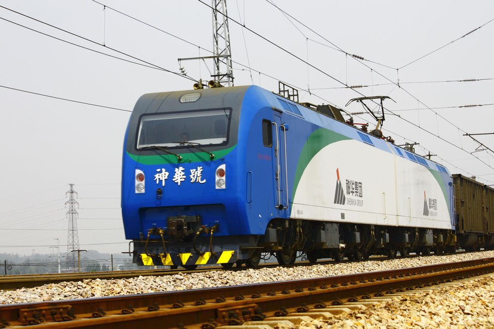 Lokomotivy na čínské trati Daqin mají výkon skoro 10 MW