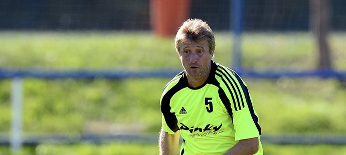 Legendární fotbalista Sparty Michal Horňák nastupuje po boku Tomáše Vlasáka v Uhříněvsi