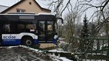 Autobus naboural ve Vlašimi do domu a zůstal viset do zahrady