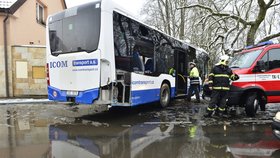 Autobus ve Vlašimi naboural do domu, tři lidé jsou lehce zranění.
