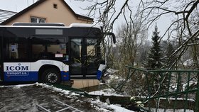 Autobus ve Vlašimi naboural do domu, tři lidé jsou lehce zranění.