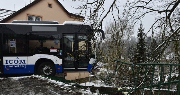 Autobus naboural ve Vlašimi do domu a zůstal viset do zahrady