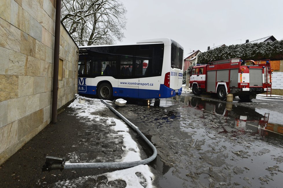 Autobus ve Vlašimi naboural do domu, tři lidé jsou lehce zranění.