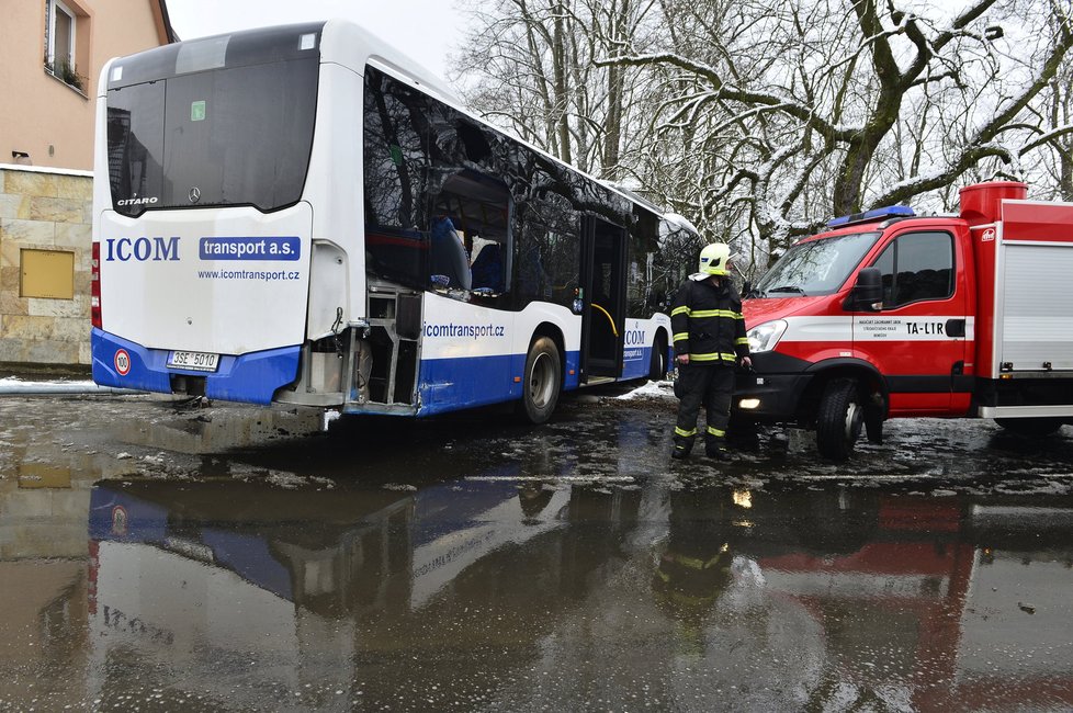 Autobus ve Vlašimi naboural do domu, tři lidé jsou lehce zranění.