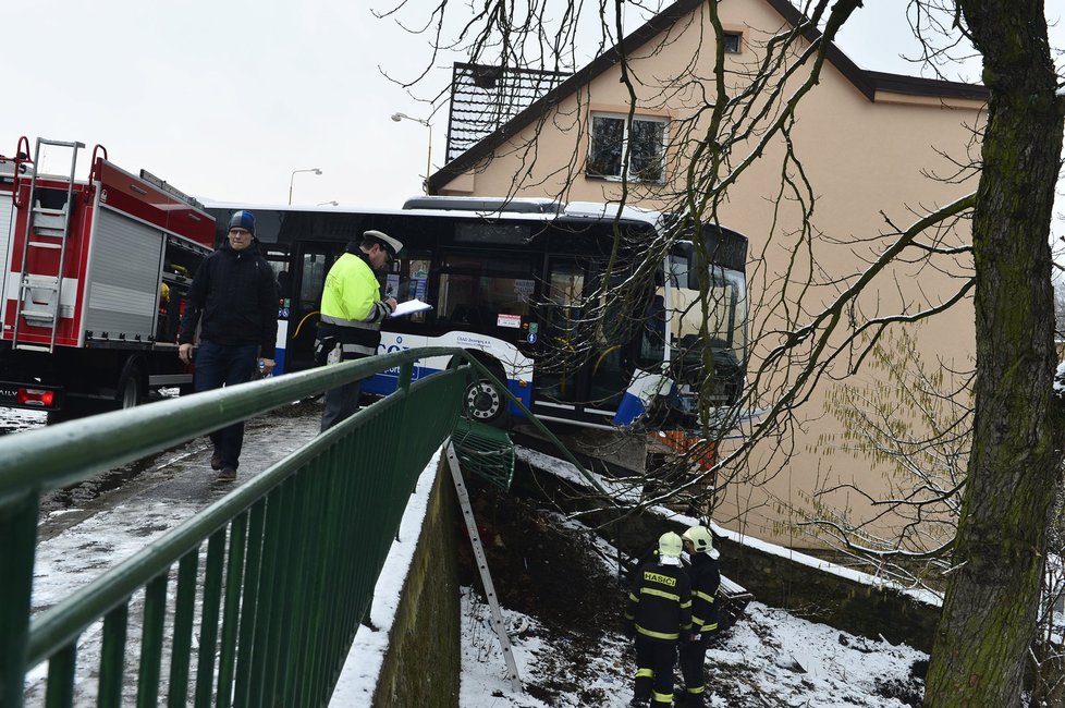 Autobus ve Vlašimi naboural do domu, tři lidé jsou lehce zranění.