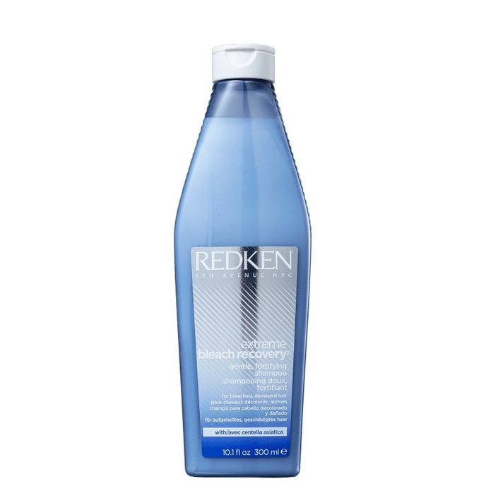 Redken Extreme Bleach Recovery regenerační šampon pro zesvětlené nebo melírované vlasy, od 579 Kč.