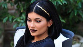 Tetování na vlasech si oblíbily i celebrity jako Kylie Jenner
