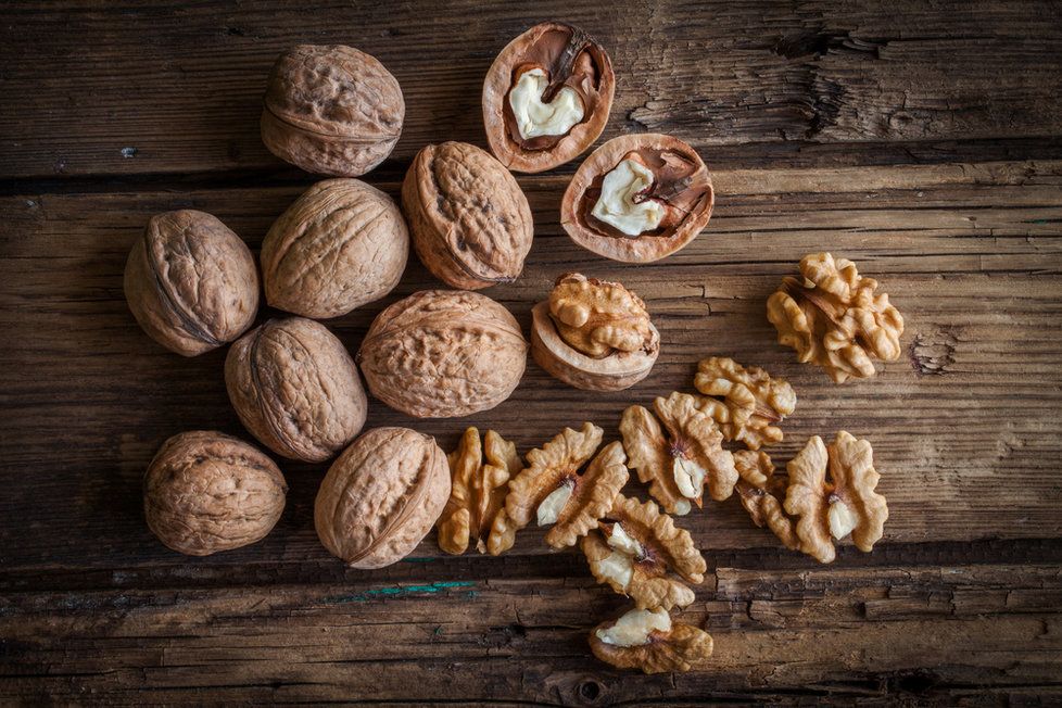 Vlašské ořechy. I když pro mnohé jsou vlašské ořechy známé spíše ve spojení s Vánoci a pečením cukroví, po zbytek roku by se na vašem stole rozhodně měly objevit. Jsou bohatým zdrojem vlákniny, obsahují mangan, měď a omega-3 mastné kyseliny. Hrstička vás zasytí a dokáže odvrátit velký hlad. Navíc z nich získáte potřebné zdravé tuky.