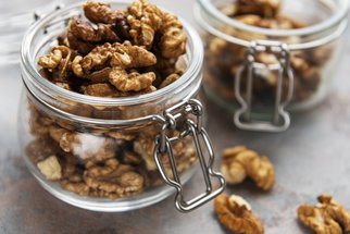 Vlašské ořechy, po kterých se jen zapráší: Obalte je v karamelu, čokoládě nebo koření