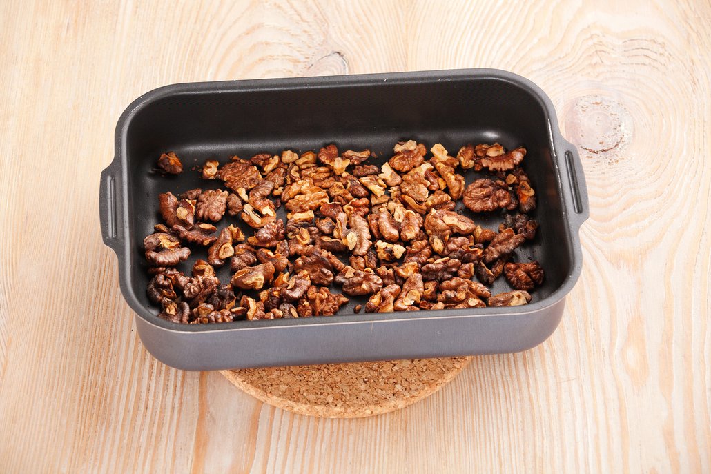 Ořechy můžete opražit také na plechu nebo v pekáčku ve vyhřáté troubě