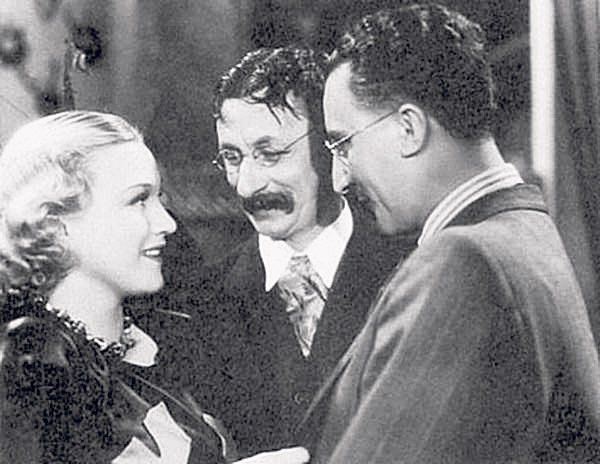 Vlasta Burian ve filmu Ducháček to zařídí (1938)