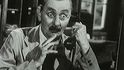 1956: Vlasta Burian coby účetní Dušek v komedii Zaostřit, prosím.