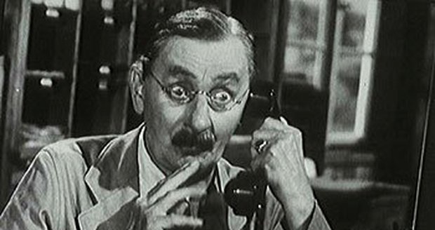 1956: Vlasta Burian coby účetní Dušek v komedii Zaostřit, prosím