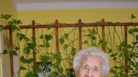 "Je mi 108 roků, jsem moc spokojená a co bych si mohla přát víc," smála se Vlasta Češková