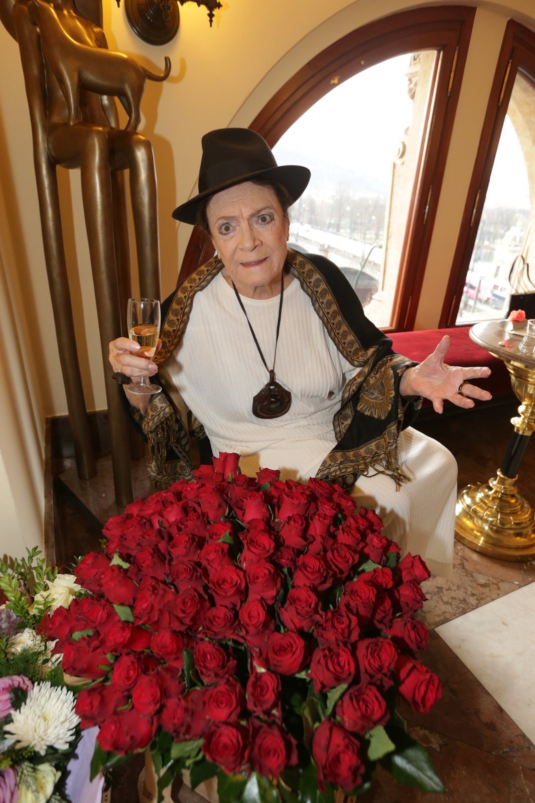 Vlasta Chramostová dostala od kolegy Davida Prachaře k devadesátinám pugét z 90 růží.