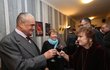 Karel Schwarzenberg (78) si s oslavenkyní připil červeným vínem.