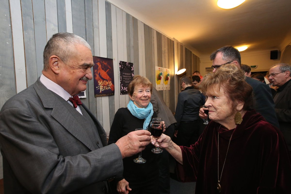 Karel Schwarzenberg (78) si s oslavenkyní připil červeným vínem.