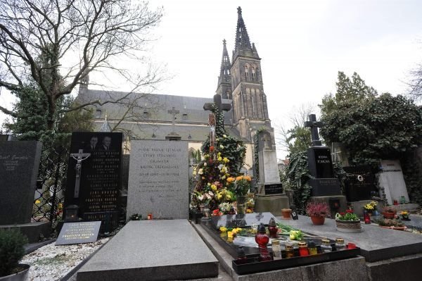 Na Vyšehradském hřbitově jsou pohřbeni nejvýznamnější české osobnosti.
